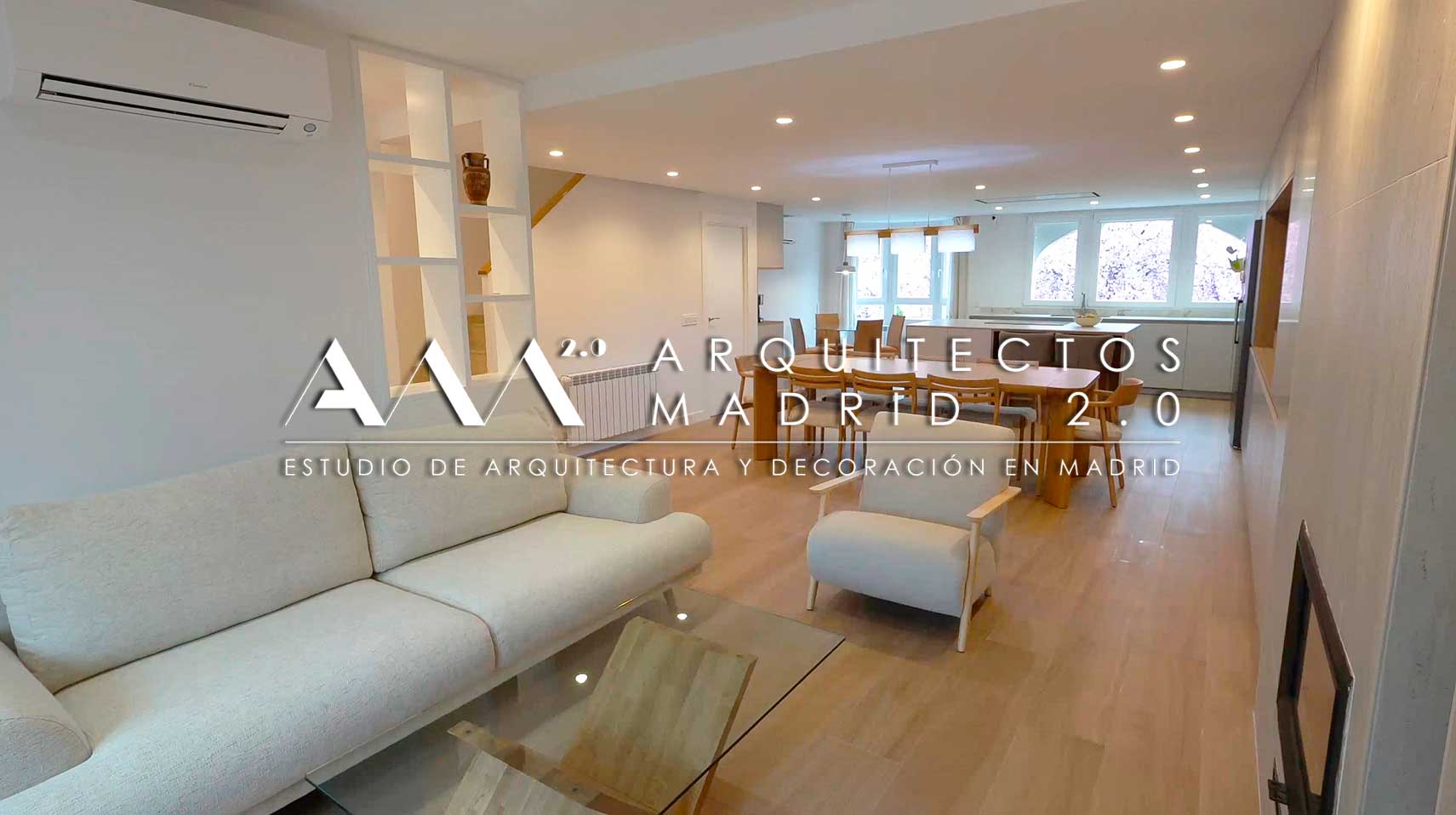 Salón y comedor reformados con cocina abierta al fondo en un chalet adosado de Tres Cantos.