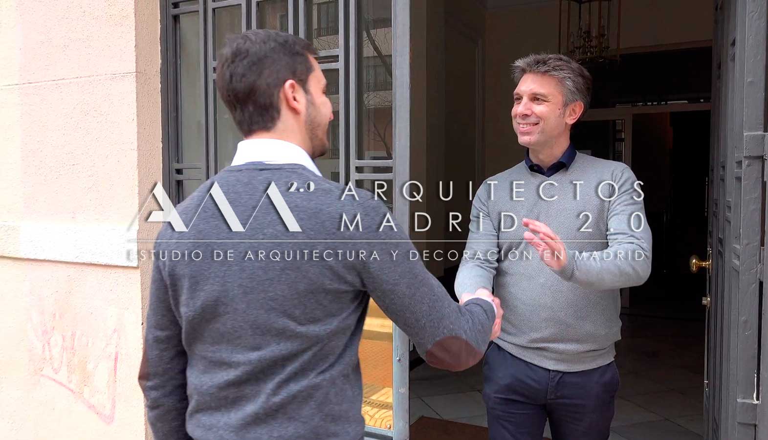 Tomás Fernández recibe a Pablo durante la primera visita técnica al apartamento antes de comenzar la reforma integral