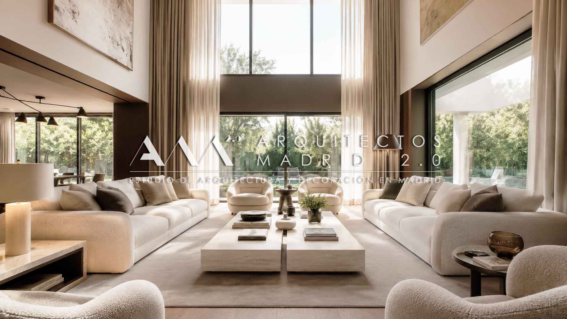 Salón de doble altura amplio y acogedor, grandes ventanales, jardín exterior y mobiliario claro