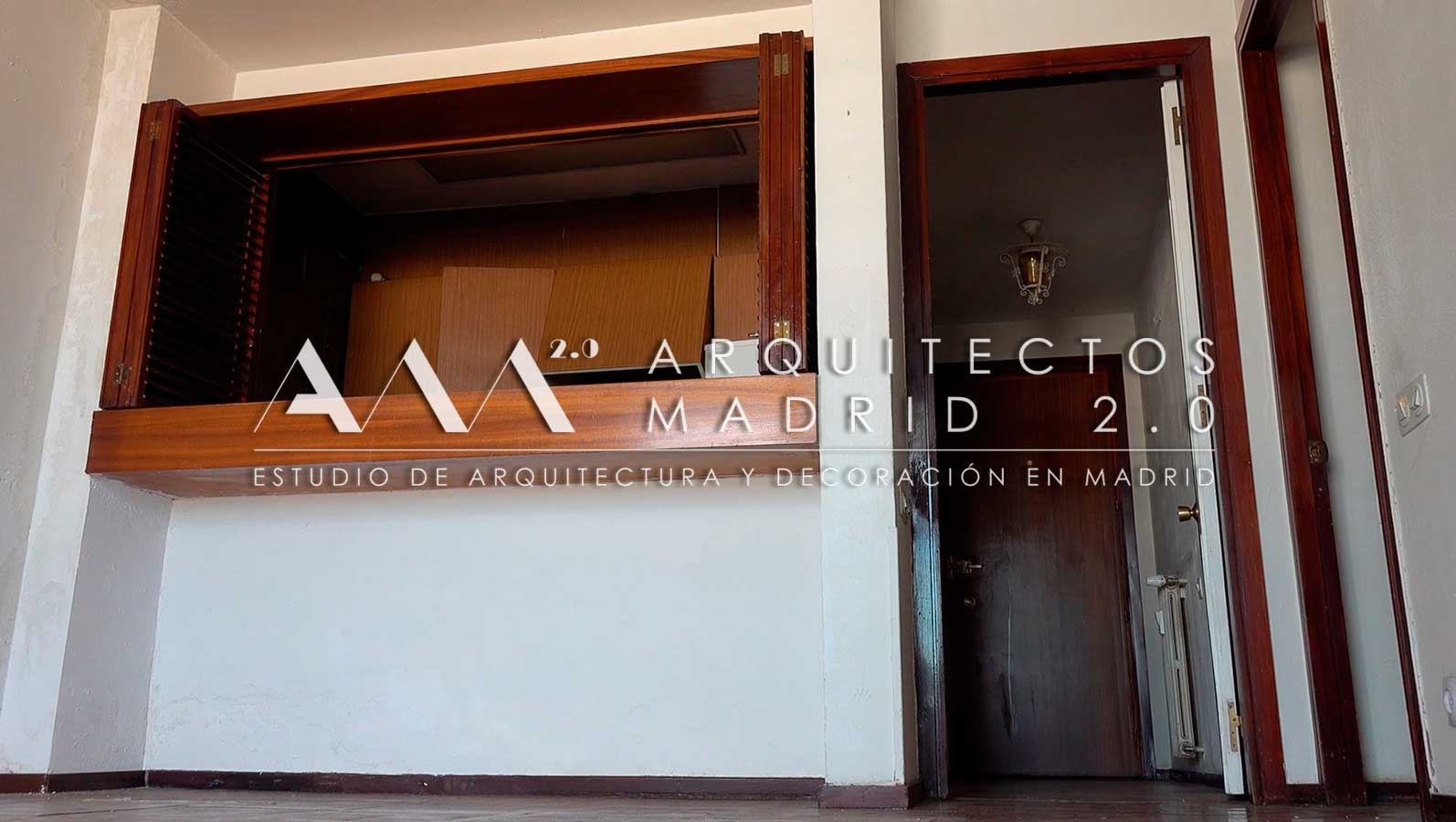Cocina cerrada con pasaplatos antes de la reforma del apartamento de la calle Maldonado