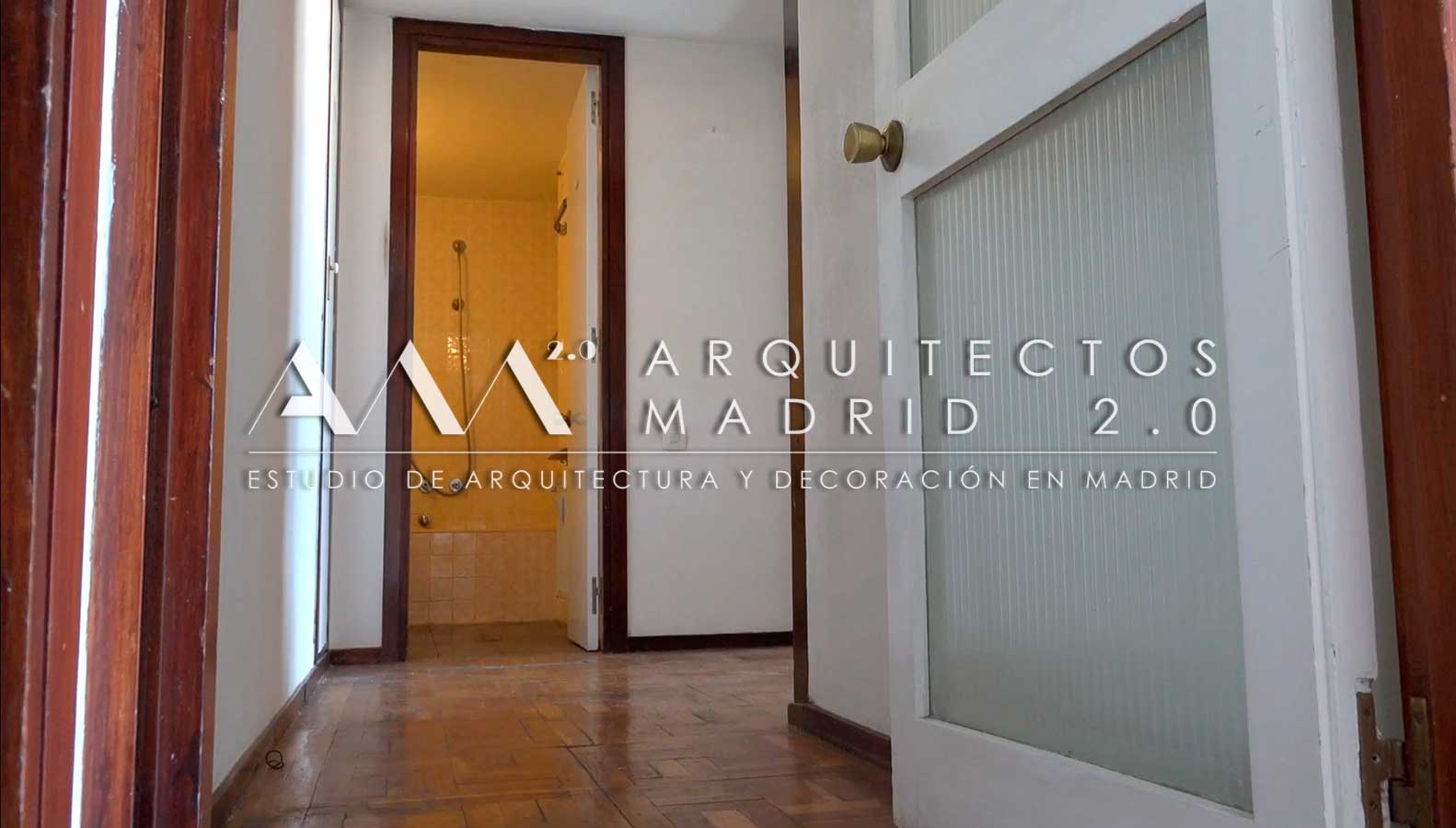 Pasillo estrecho y distribución compartimentada en el estado inicial del apartamento de 90 m²