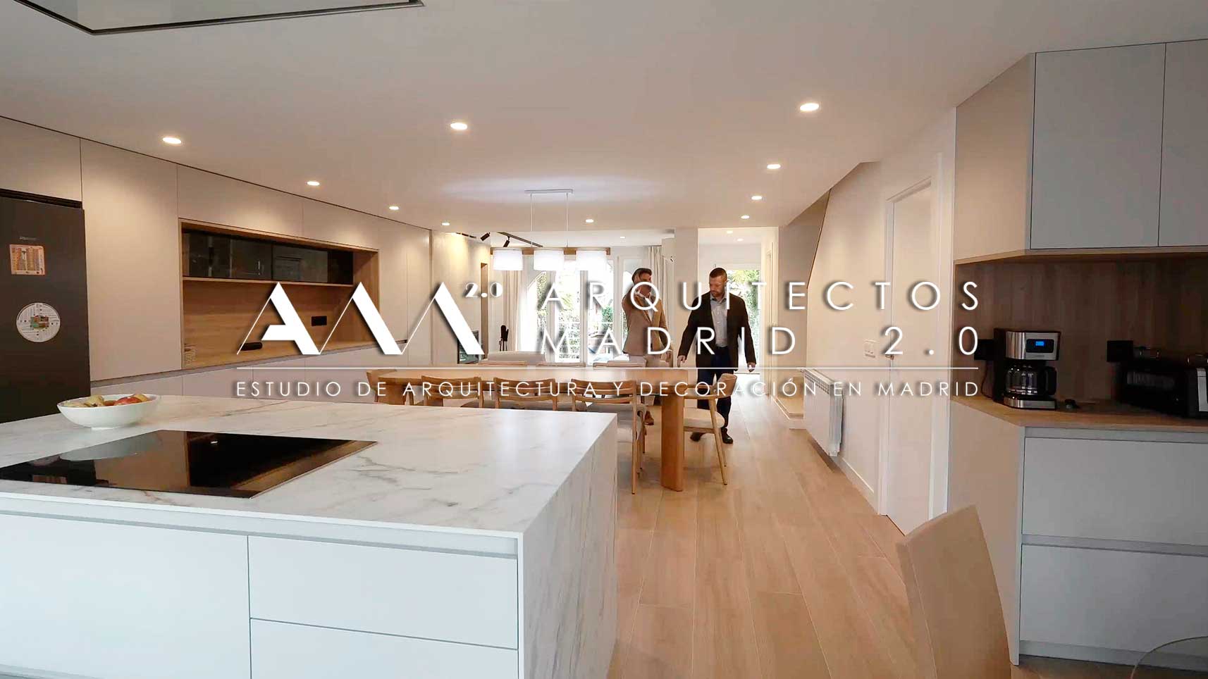 Cocina abierta conectada con el comedor y el salón de la vivienda reformada