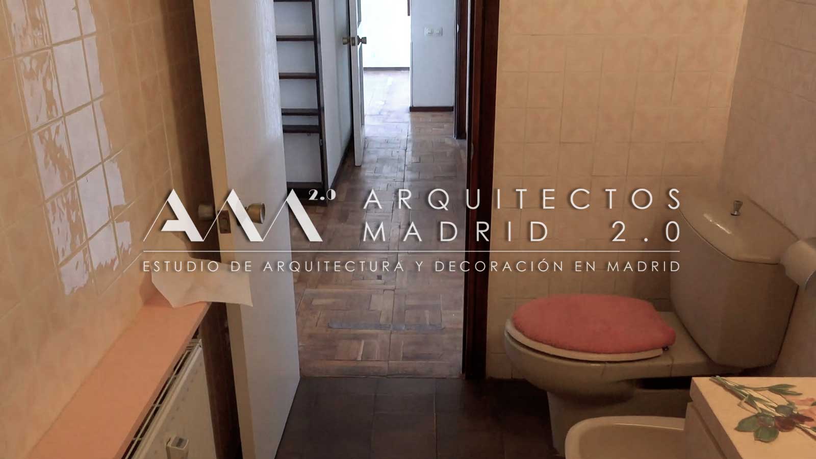 Baño antiguo del apartamento antes de renovar su distribución, instalaciones y acabados
