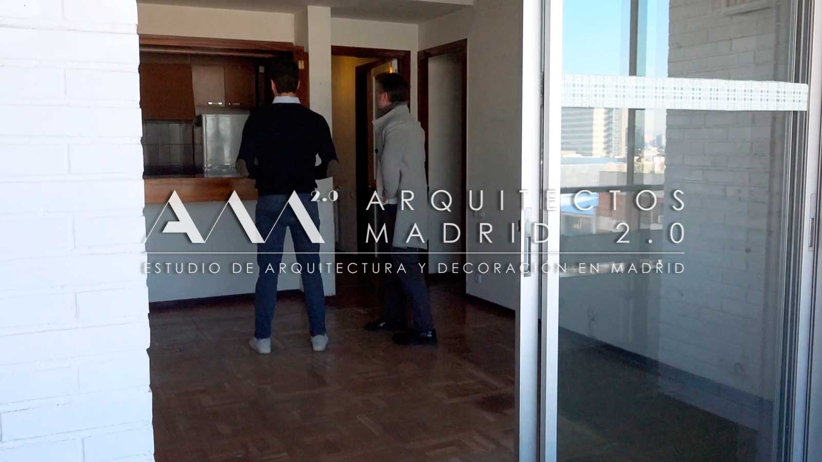 Salón y cocina separados antes de abrir y reorganizar la zona de día del apartamento