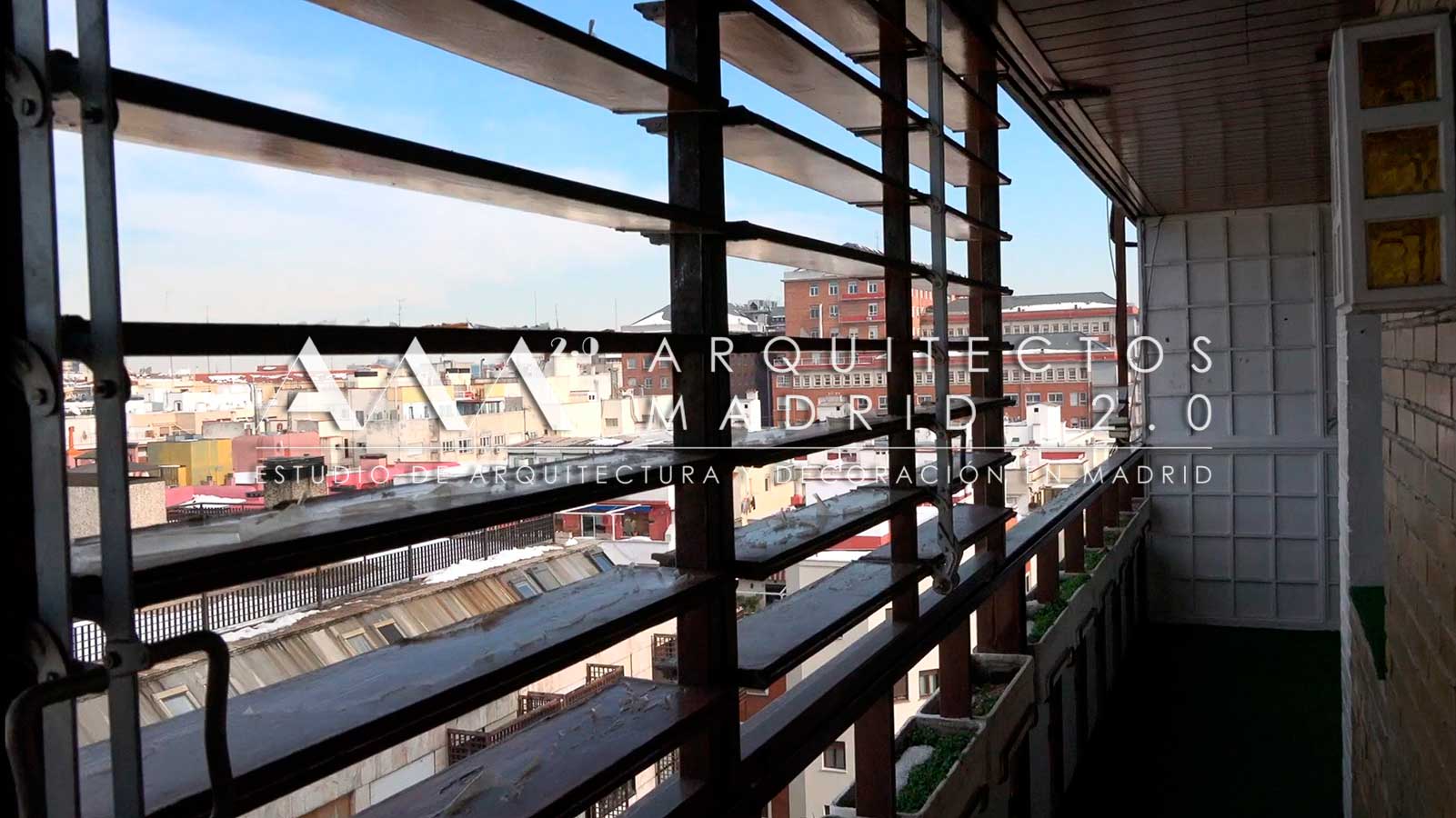 Terraza del apartamento de la calle Maldonado antes de la reforma y de su integración visual con el salón