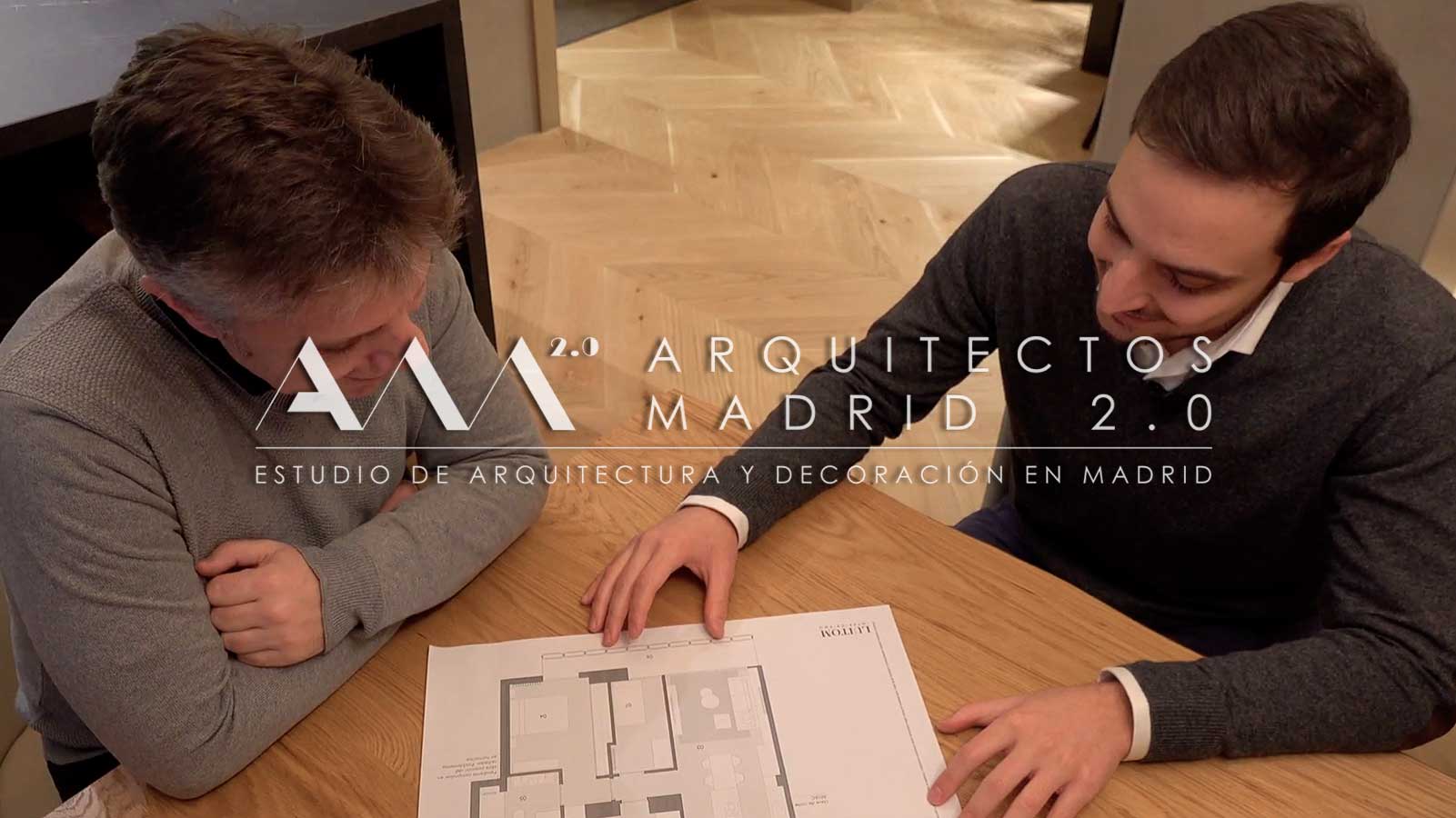 Tomás Fernández presenta a Pablo el plano de la nueva distribución durante una reunión de proyecto