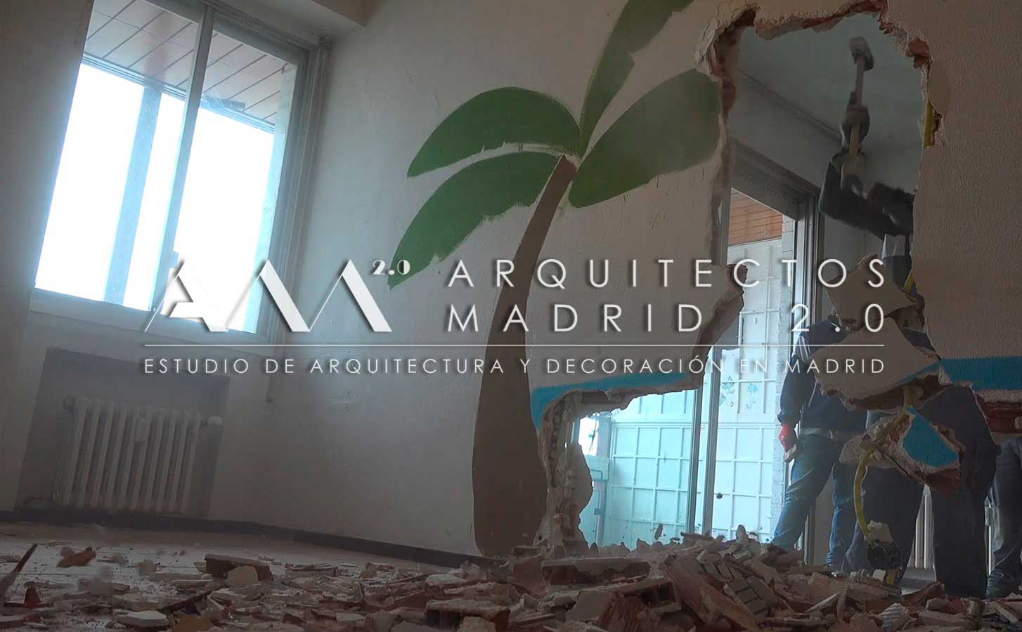 Demolición de los tabiques interiores durante la reforma integral del apartamento de la calle Maldonado