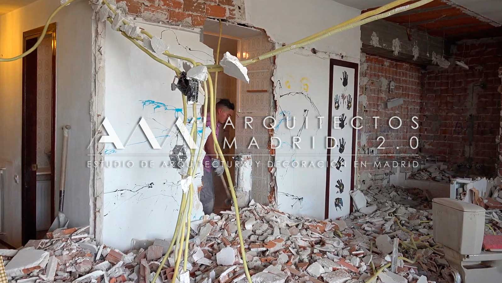 Estado de la vivienda durante la demolición y retirada de las antiguas particiones interiores