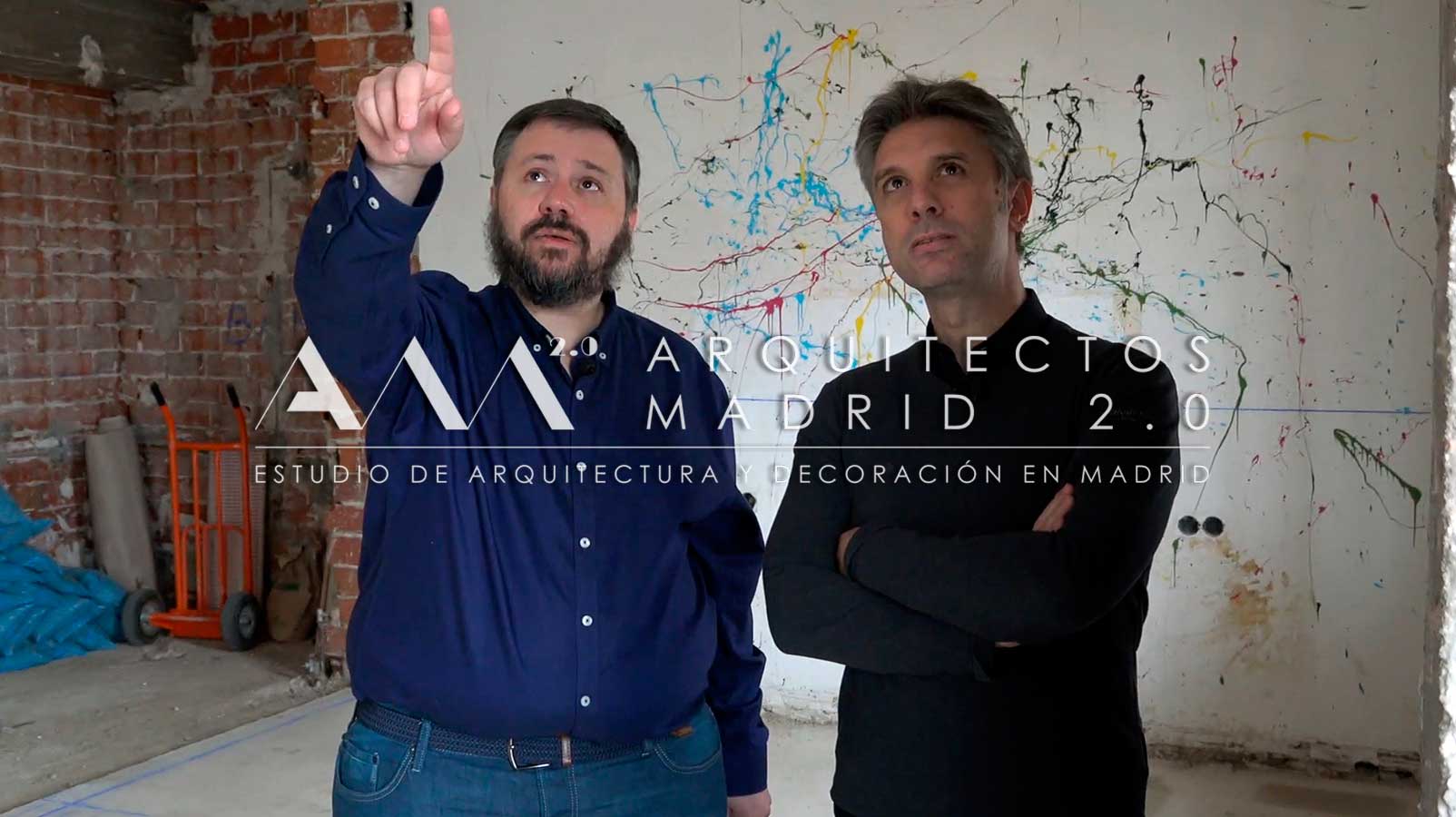 Tomás Fernández y Luis Sánchez Blasco comprueban alturas y replanteos durante la obra de reforma
