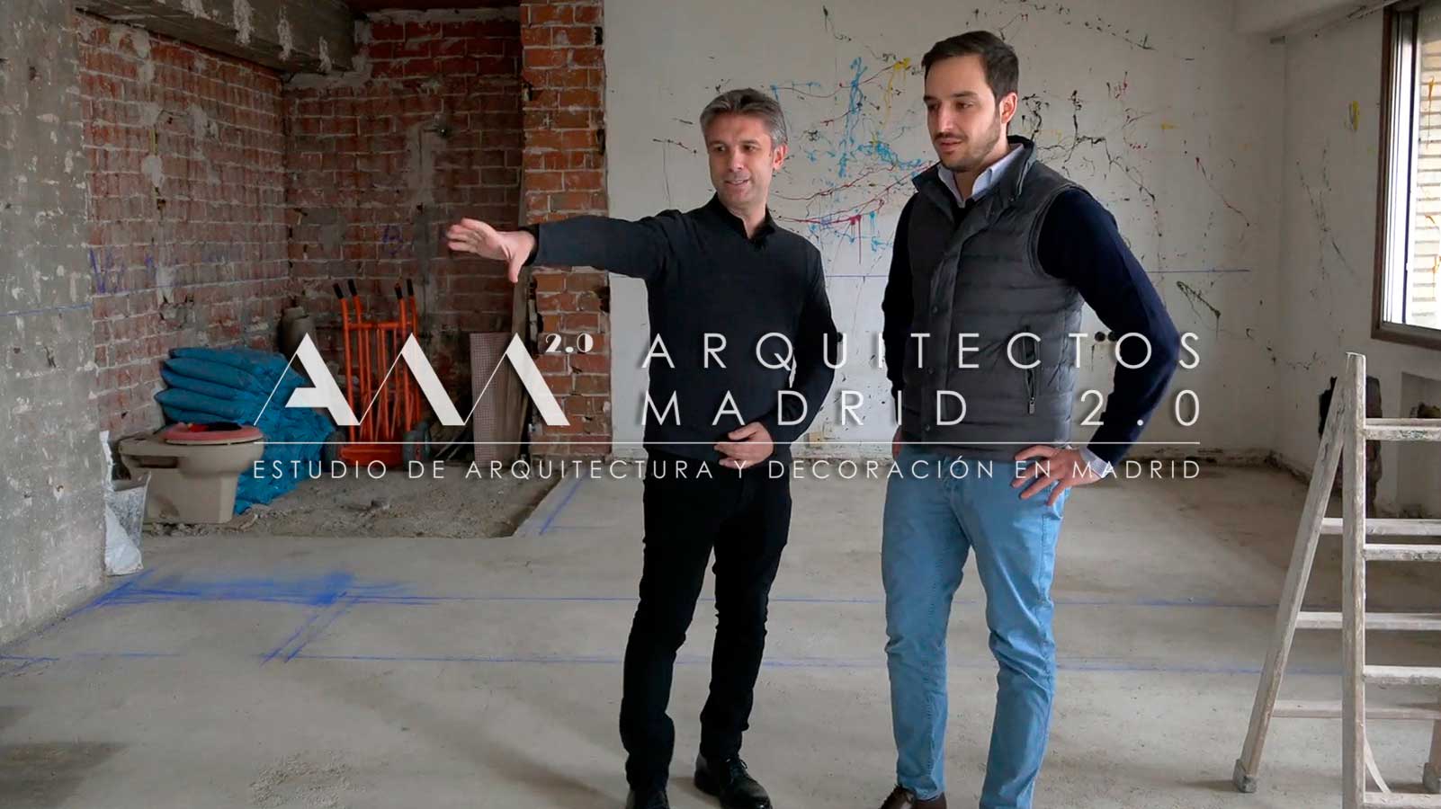 Tomás Fernández explica a Pablo el replanteo de la reforma durante una visita de obra