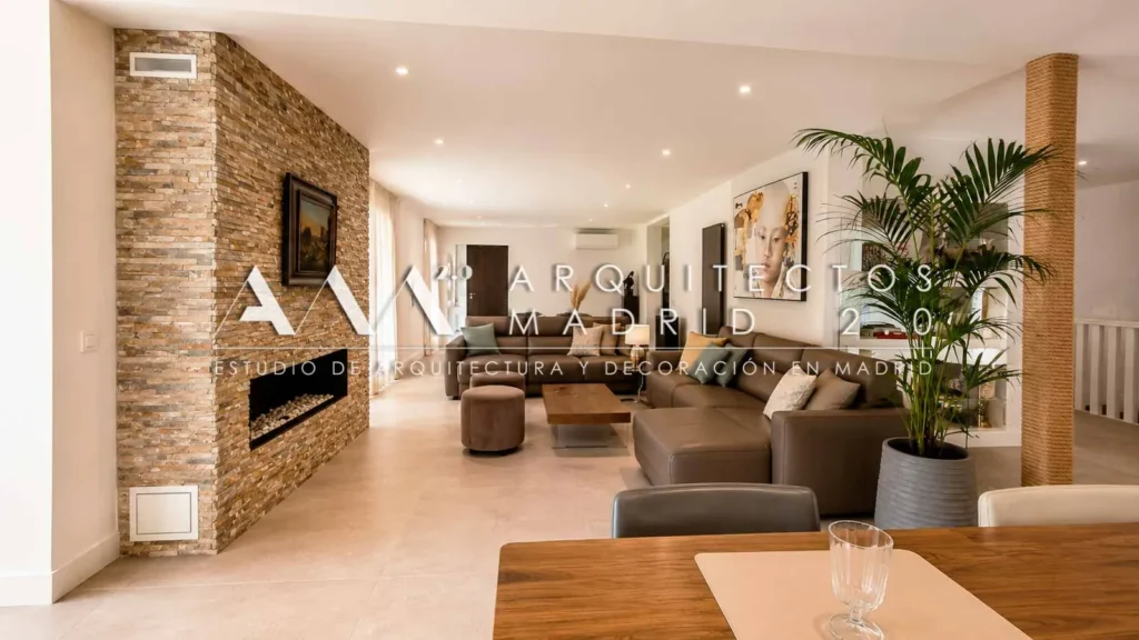 18-reforma-chalet-salon-textura-chimenea