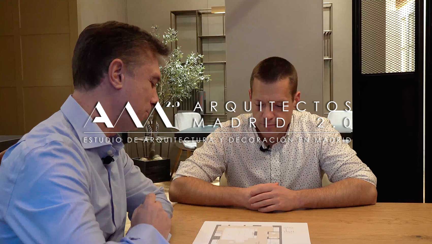 Arquitecto y cliente revisando las alternativas de distribución de la vivienda