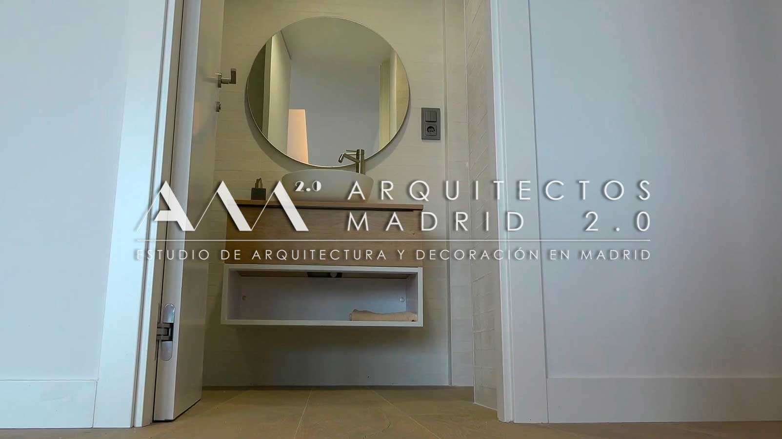 Baño terminado con lavabo circular, espejo retroiluminado y acabados de carácter mineral