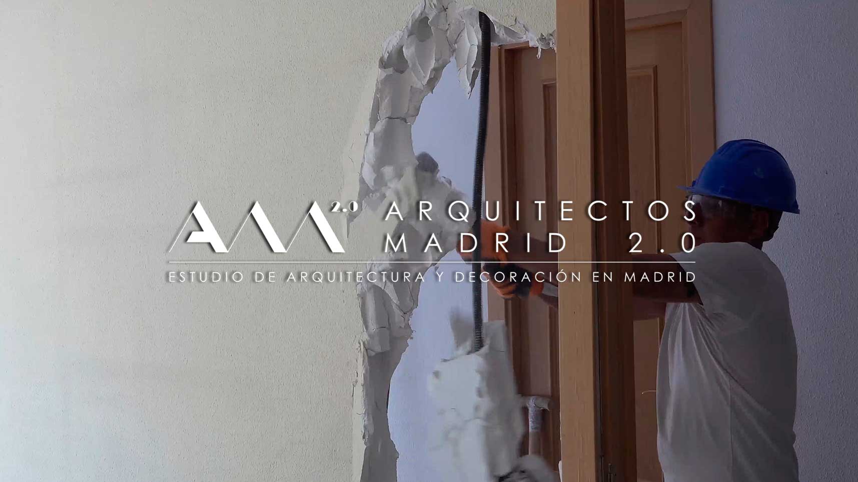 Demolición de tabiques interiores durante la reforma integral del chalet