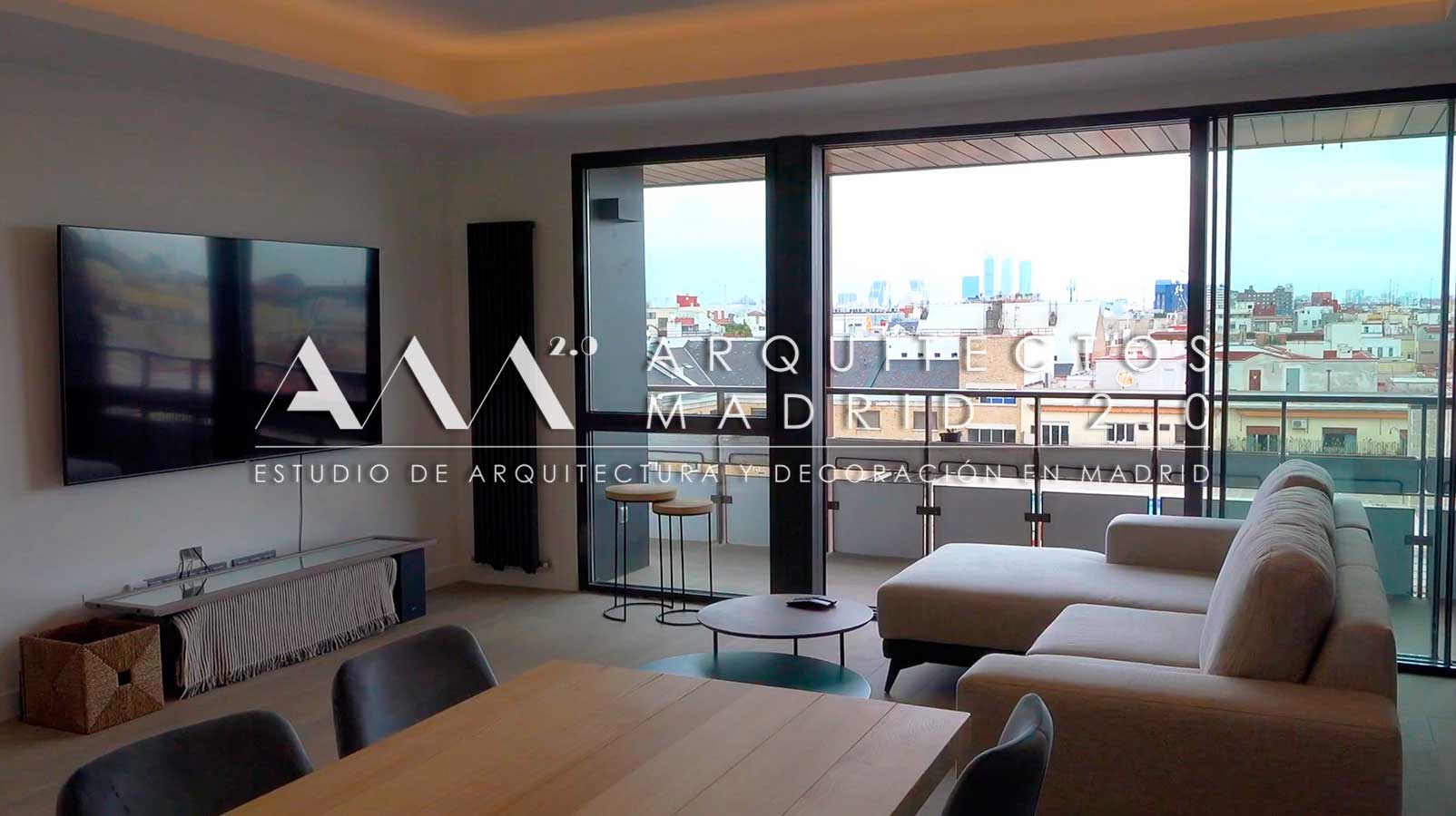 Salón terminado y conectado visualmente con la terraza y las vistas de Madrid