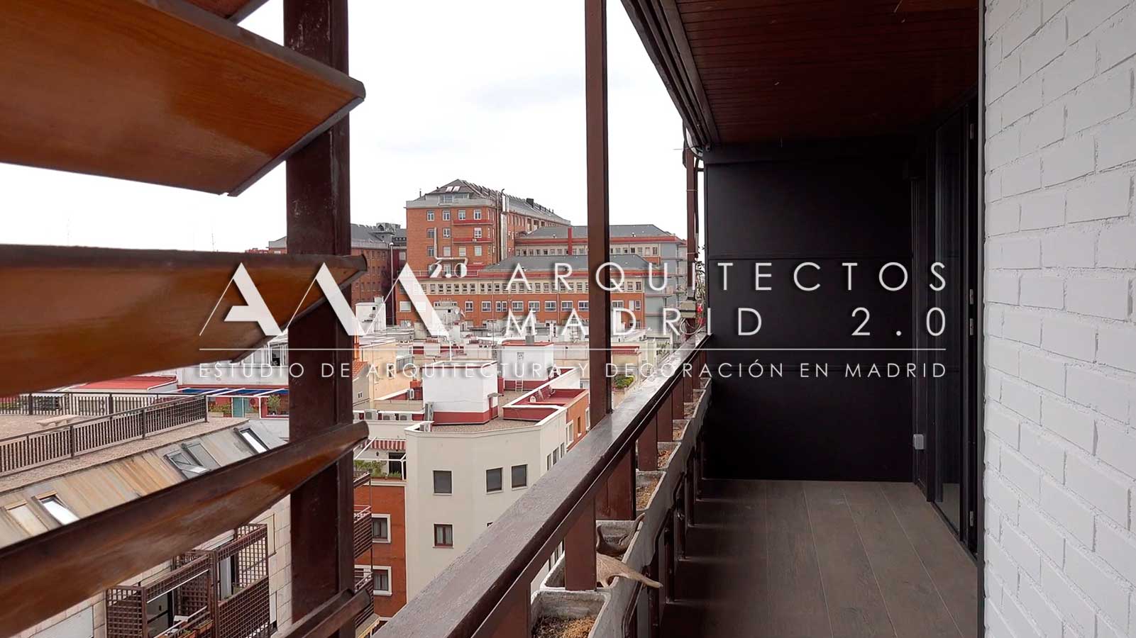Terraza terminada del apartamento de la calle Maldonado con vistas urbanas de Madrid