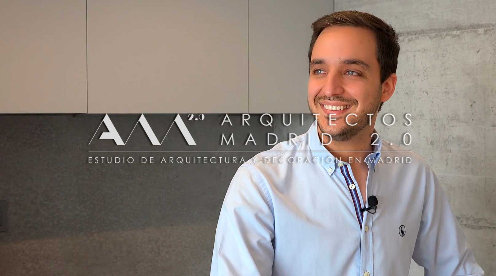 Pablo, cliente de Arquitectos Madrid 2.0, en la cocina terminada de su apartamento tras cinco meses de obra