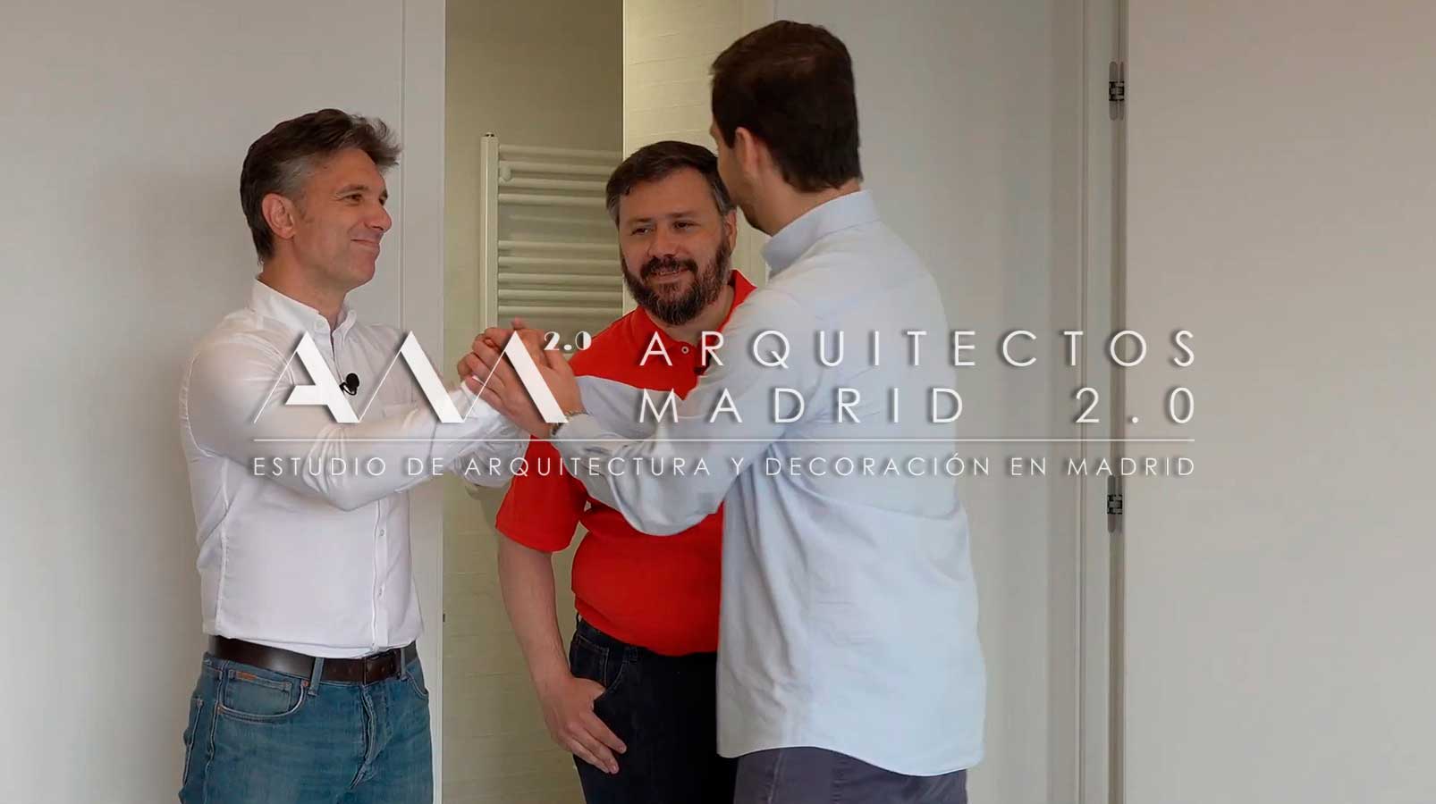 Pablo celebra con los arquitectos la finalización de la reforma integral de su apartamento