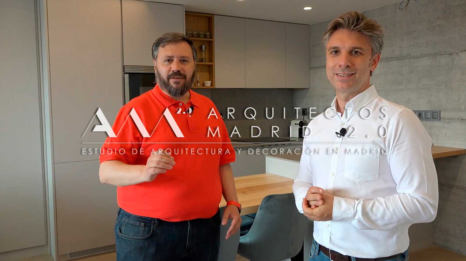 Los arquitectos Tomás Fernández y Luis Sánchez Blasco en el apartamento reformado de la calle Maldonado