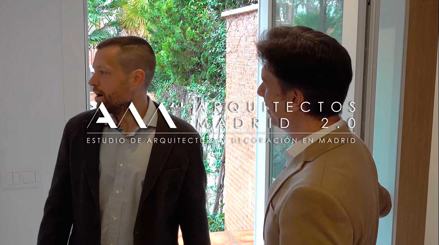 Cliente y arquitecto recorriendo la vivienda durante la visita final