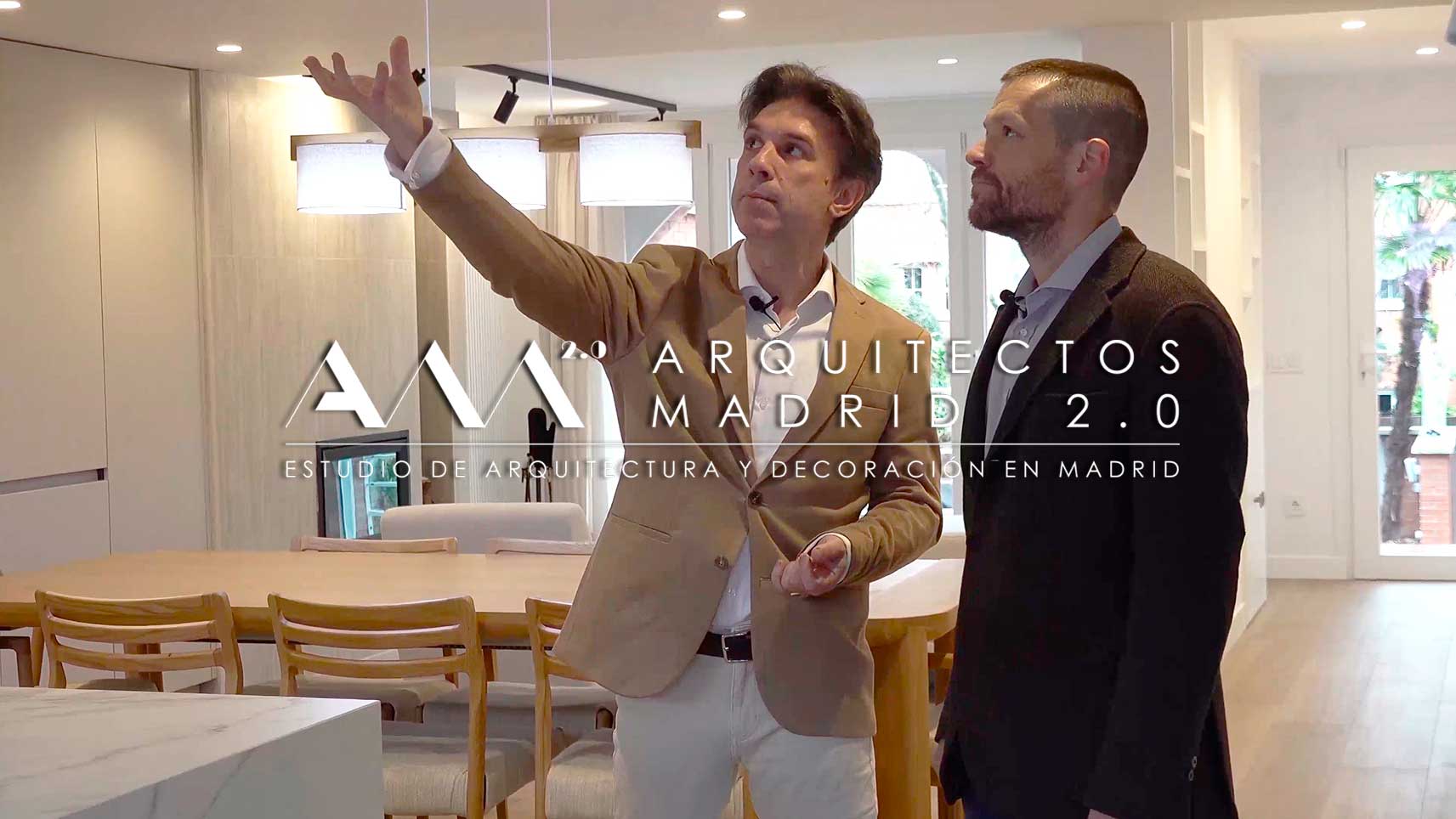 Arquitecto y cliente conversando en el comedor de la vivienda terminada