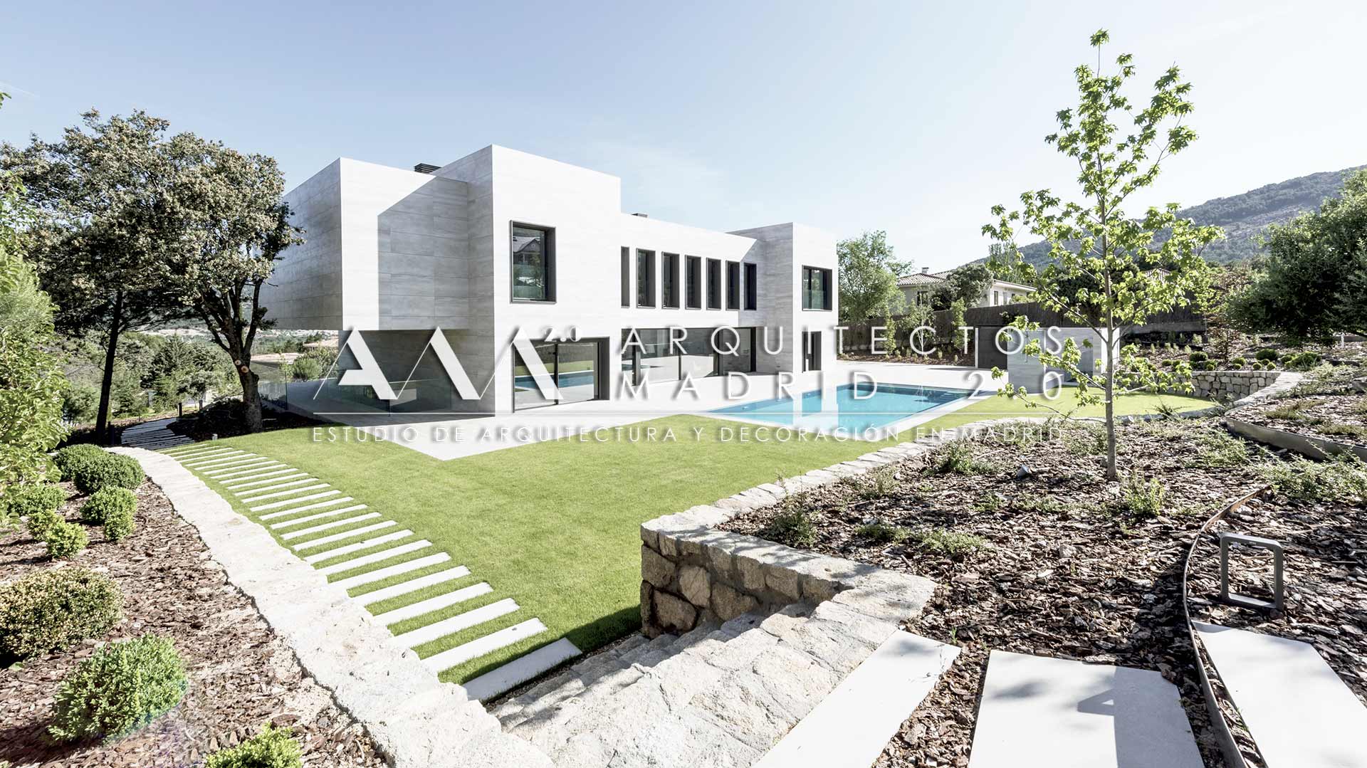 Villa de alto nivel en La Moraleja con jardín, piscina, privacidad y proyecto de arquitectura