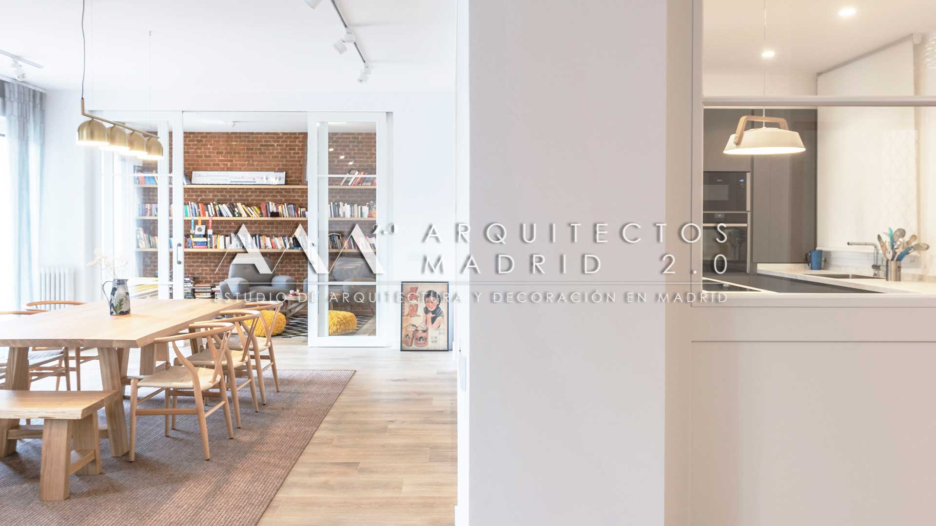 Cocina, comedor y salón conectados mediante cristaleras en la reforma integral de una vivienda de 350 m² en Ferraz, Madrid