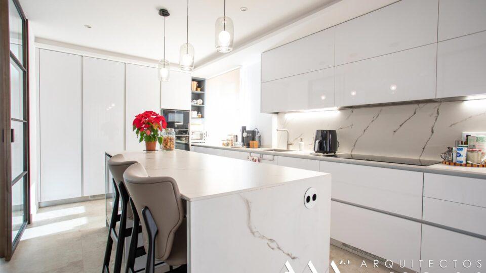 cocina-blanca-encimera-marmol-blanco-cristalera-metalica-lacada