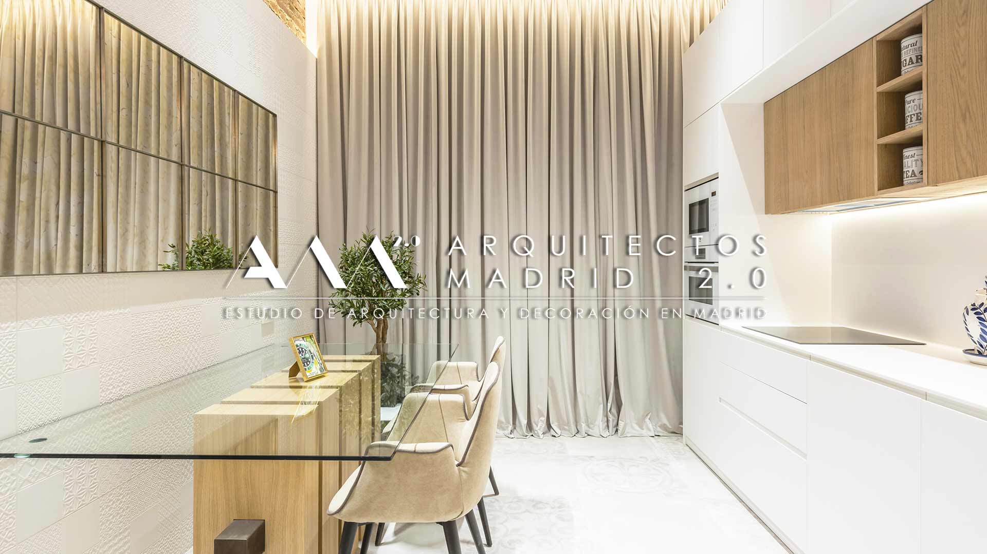 Cocina reformada en piso de Madrid centro con madera, blanco e interiorismo premium