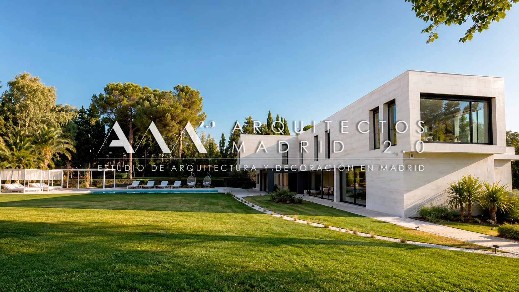 Vivienda unifamiliar reformada en Somosaguas, Pozuelo de Alarcón, con fachada, jardín y espacios exteriores