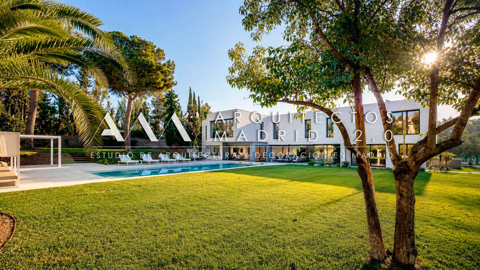 Chalet con parcela, jardín y piscina en Madrid para asesoramiento técnico antes de comprar vivienda unifamiliar