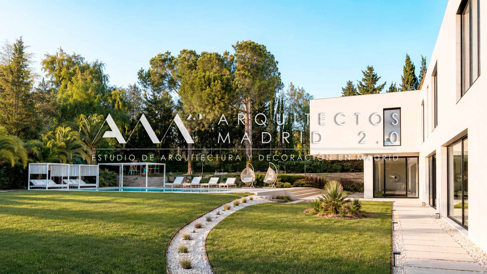 Proyecto interiorismo, paisajismo y reforma integral de chalet en Somosaguas, Pozuelo con arquitectura, jardín, piscina y relación interior exterior