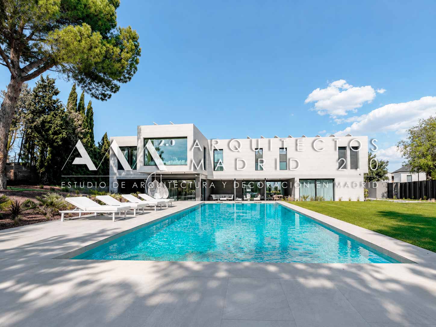 Diagnóstico técnico para reforma integral de chalet y vivienda unifamiliar en Madrid con parcela, fachada, jardín, piscina, envolvente y eficiencia