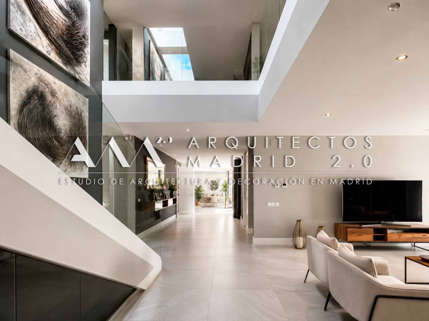 Proyecto de interiorismo para chalet y reforma integral del mismo con espacios a doble altura, escalera escultórica e iluminación cenital