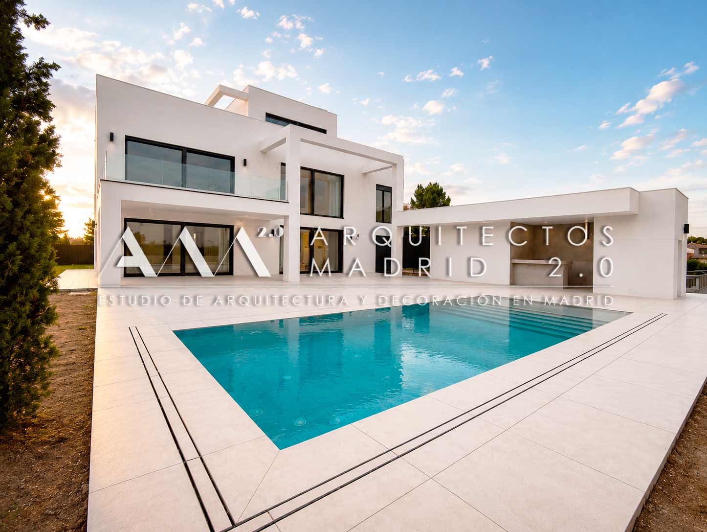 Vista aérea de vivienda unifamiliar con parcela, jardín y piscina para análisis técnico antes de comprar en Madrid