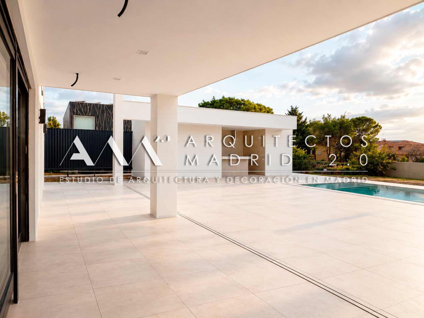 Terraza, porche y piscina de una vivienda unifamiliar contemporánea