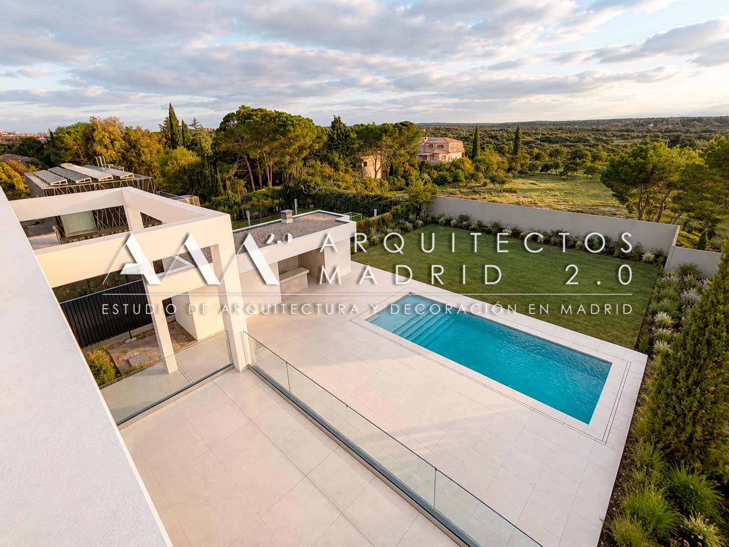 Vista desde la cubierta de una vivienda unifamiliar reformada con vistas al jardin interior y horizonte