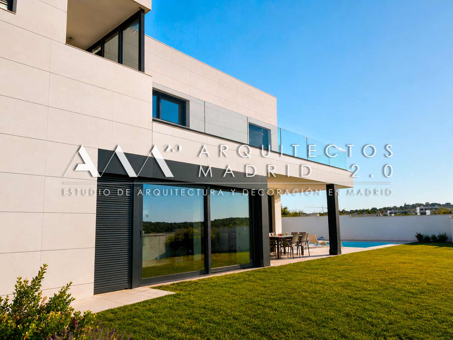 reforma-vivienda-unifamiliar-en-las-rozas-de-madrid-fachada-jardin-porche-arquitectos-madrid-20