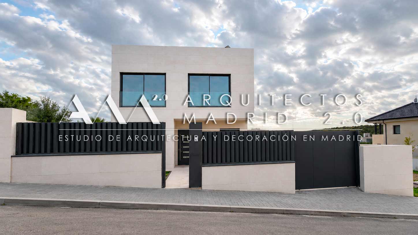 Acceso principal de vivienda unifamiliar con fachada contemporánea y cerramiento oscuro