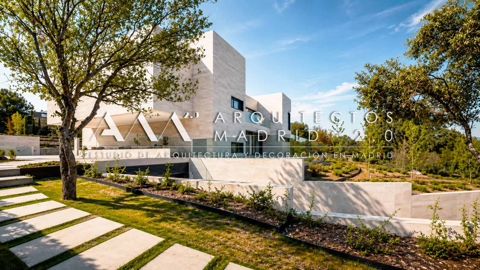 Acceso exterior mediante escalones integrado en el jardín de una vivienda unifamiliar