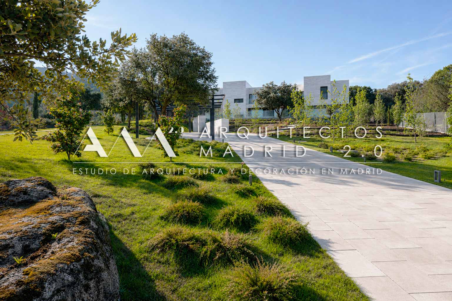 Vivienda unifamiliar contemporánea con camino de acceso, parcela ajardinada, arbolado consolidado y distintos niveles exteriores