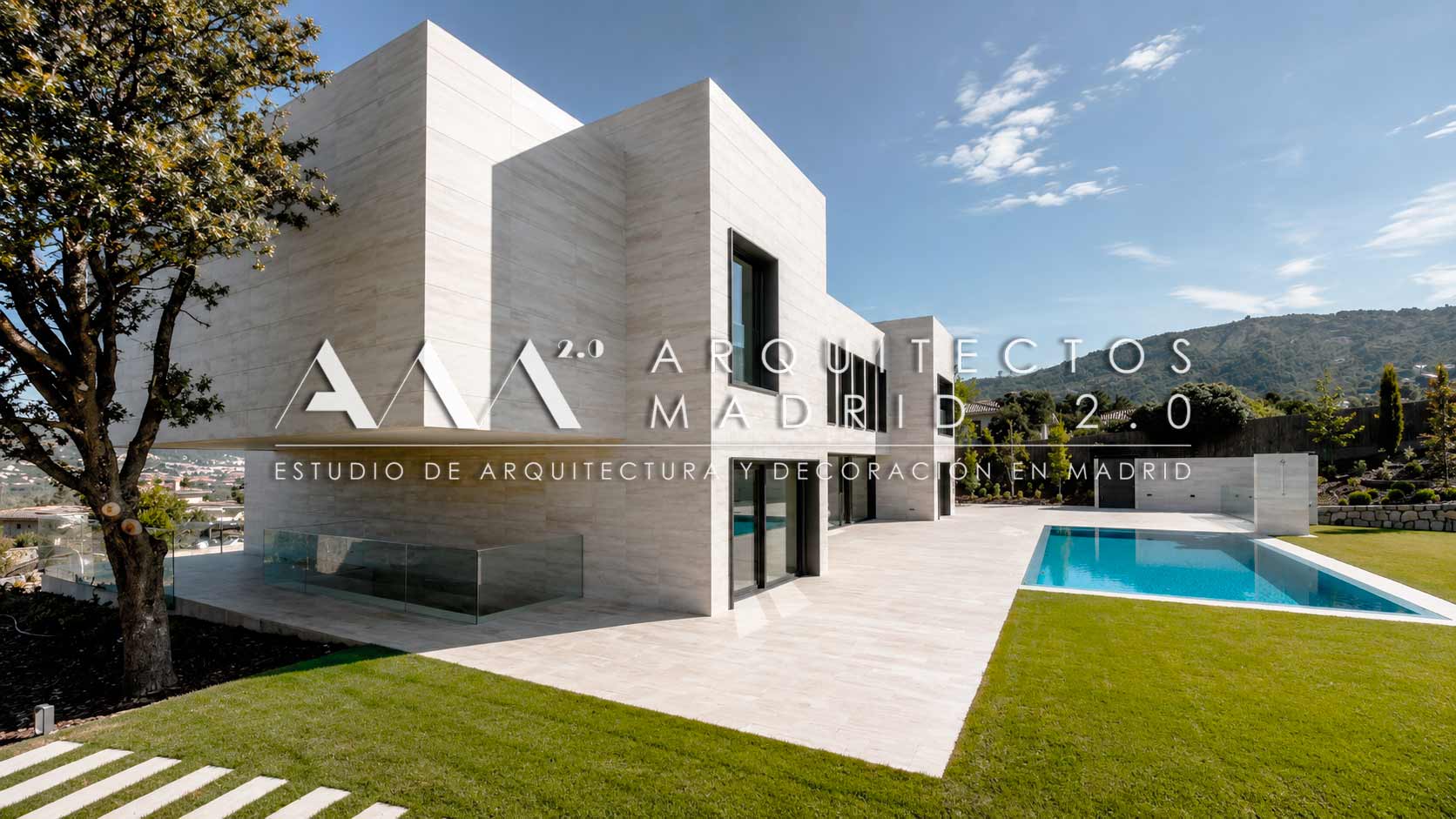 Vivienda unifamiliar minimalista con fachada lateral blanca, grandes ventanales, terraza y piscina