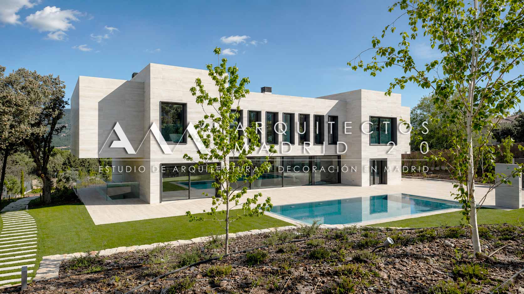 Chalet con piscina, terraza y fachada en Madrid para análisis técnico antes de comprar vivienda unifamiliar