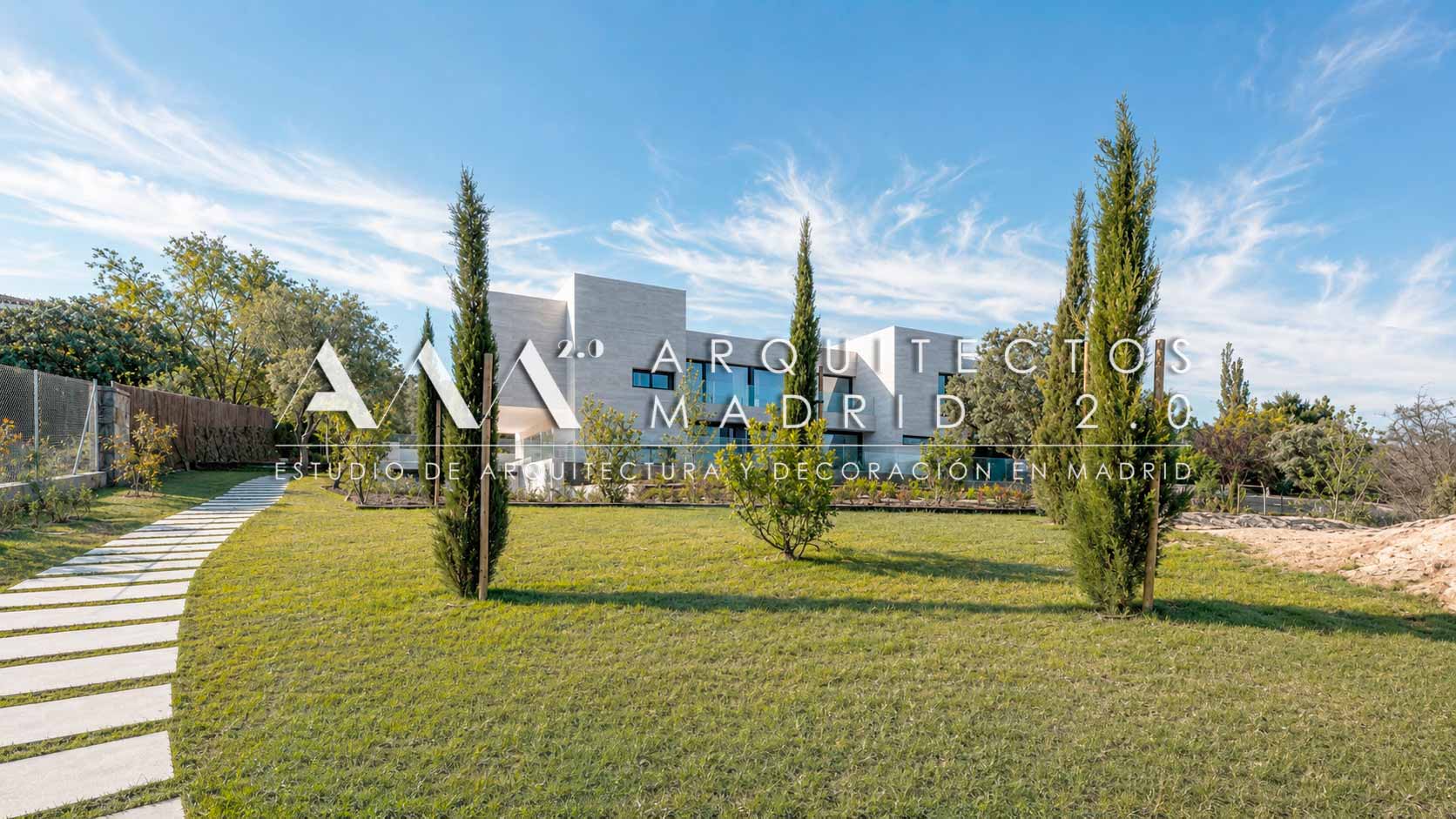 Vivienda unifamiliar contemporánea rodeada de jardín y cipreses con recorrido de acceso integrado en la parcela