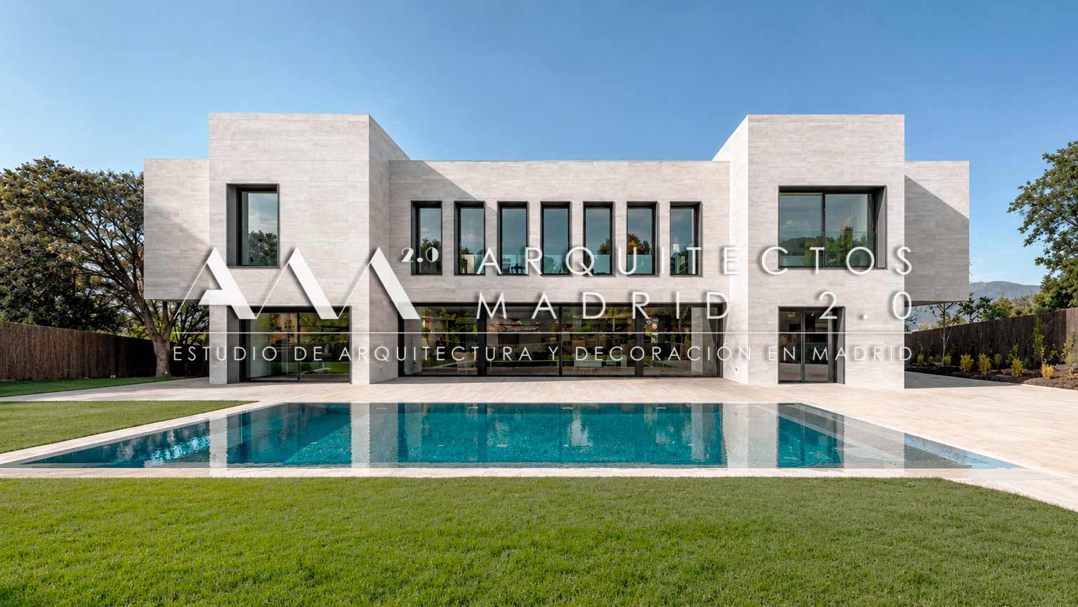 Fachada principal con piscina de Casa Heinz, vivienda unifamiliar moderna en Madrid noroeste