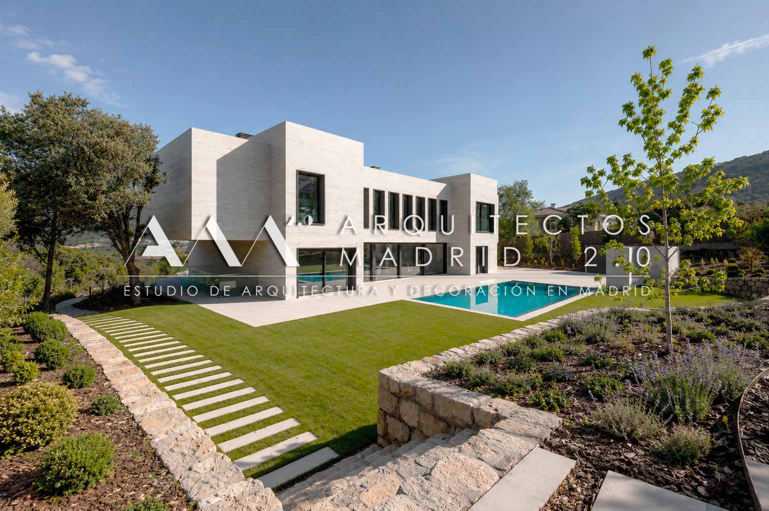 Chalet con parcela, jardín y piscina para asesoramiento de compra de vivienda unifamiliar en Madrid