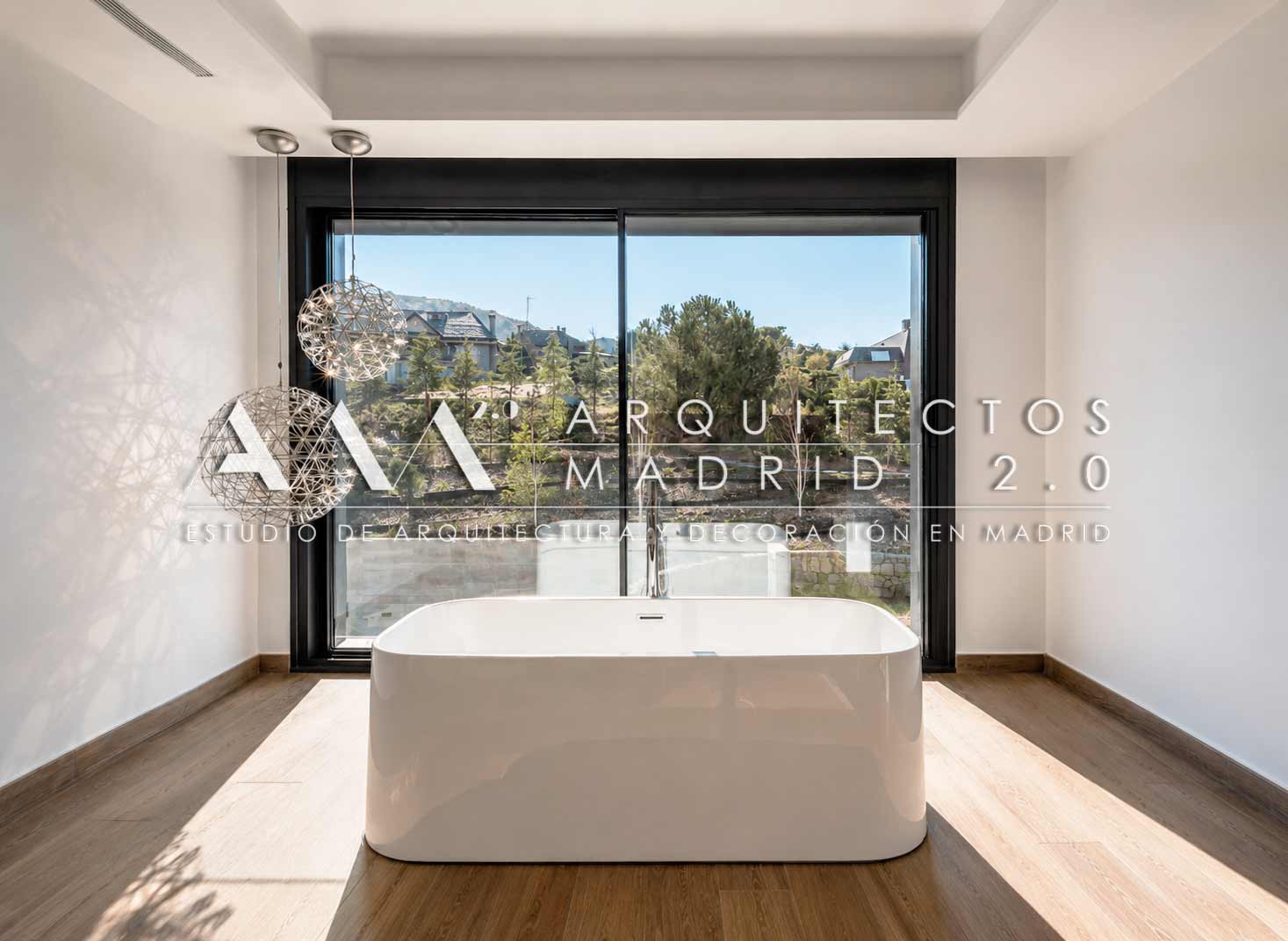 Baño minimalista con bañera exenta y vistas exteriores