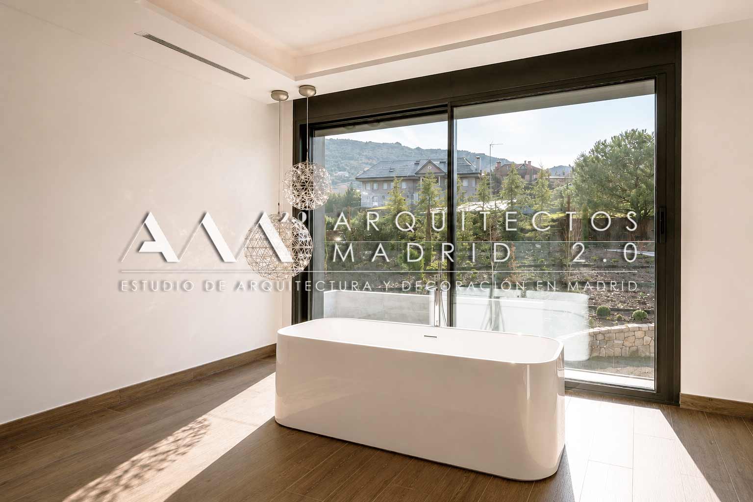 Baño principal con bañera, gran ventanal y vistas al paisaje