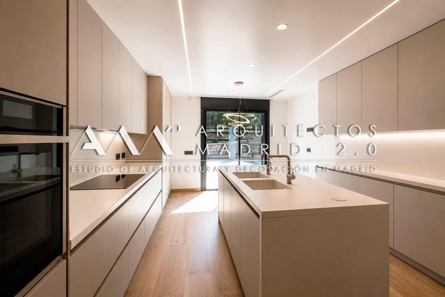 Interiorismo residencial en Madrid con cocina abierta al jardín y pisicna, luz natural, iluminación artificial, lámparas de diseño, materiales cálidos y confort invisible