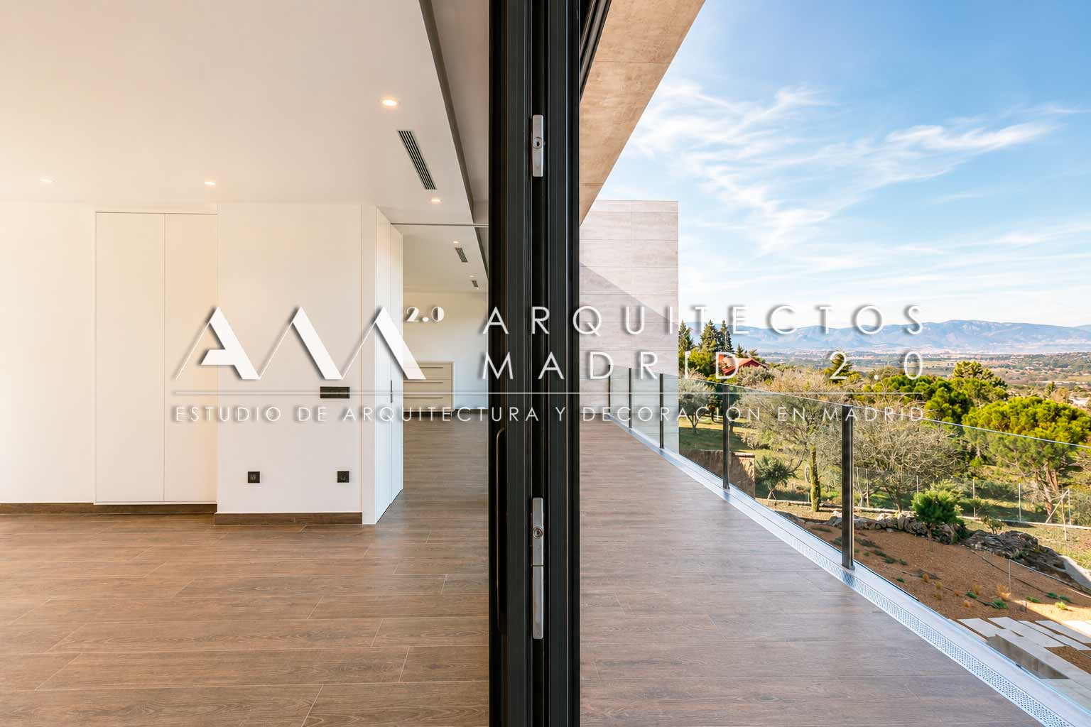 Dormitorio principal abierto a una terraza mediante un gran ventanal